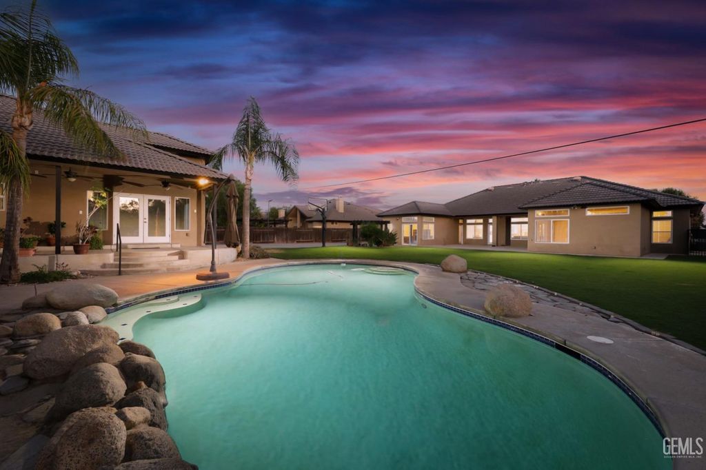 Photo of 15520 Arabella Avenue, Bakersfield, CA 93314 (MLS # 202511154)
