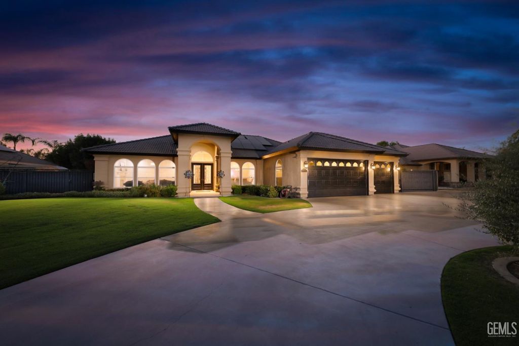 Photo of 15520 Arabella Avenue, Bakersfield, CA 93314 (MLS # 202511154)