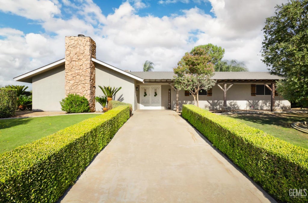 Photo of 2816 Stagecoach Street, Bakersfield, CA 93314 (MLS # 202608659)