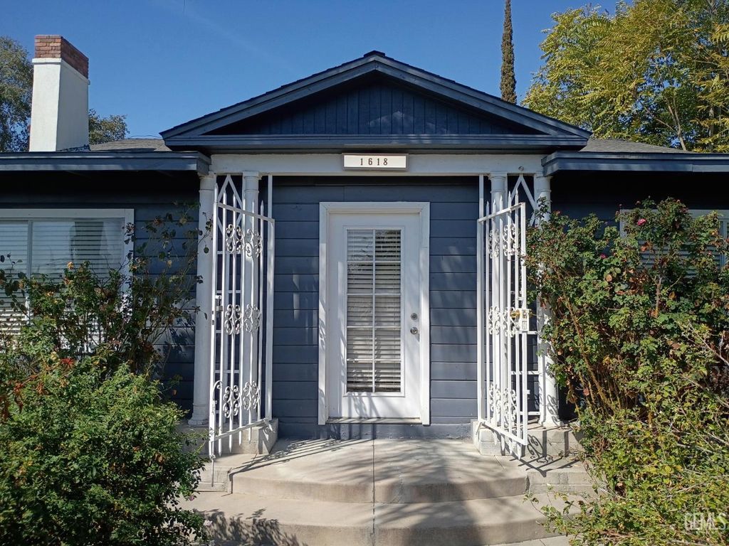 Photo of 1618 Baker Street, Bakersfield, CA 93305 (MLS # 202510692)