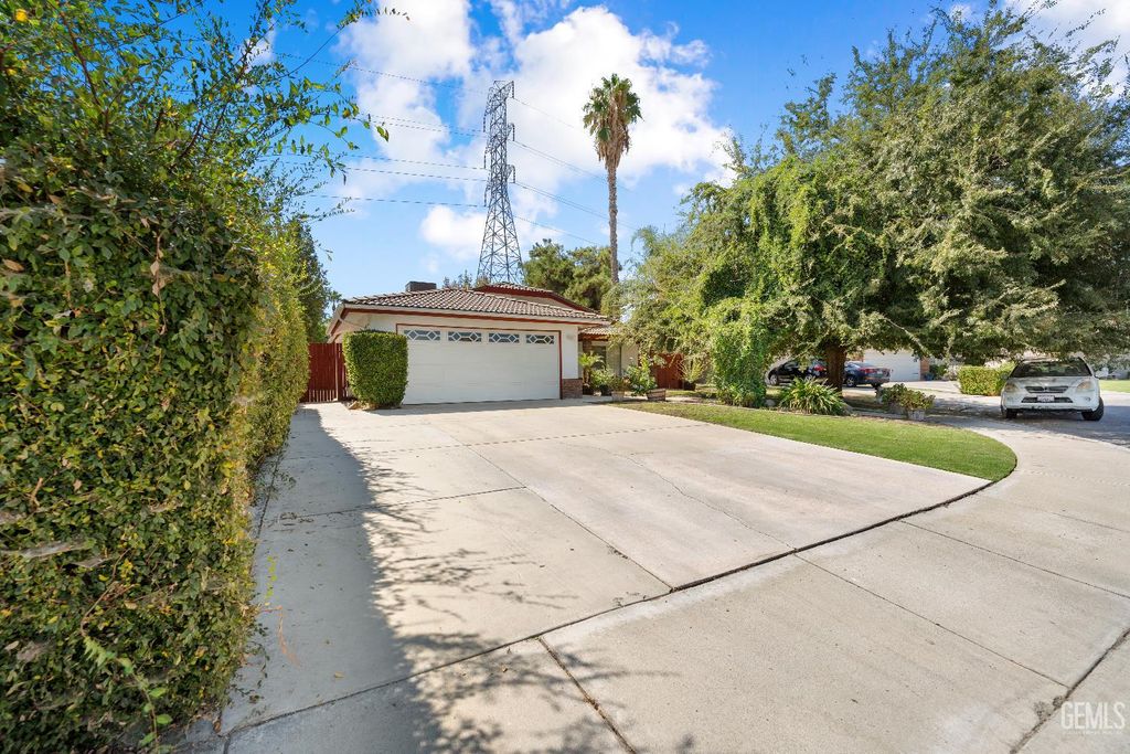 Photo of 7417 Maleta Court, Bakersfield, CA 93308 (MLS # 202510600)