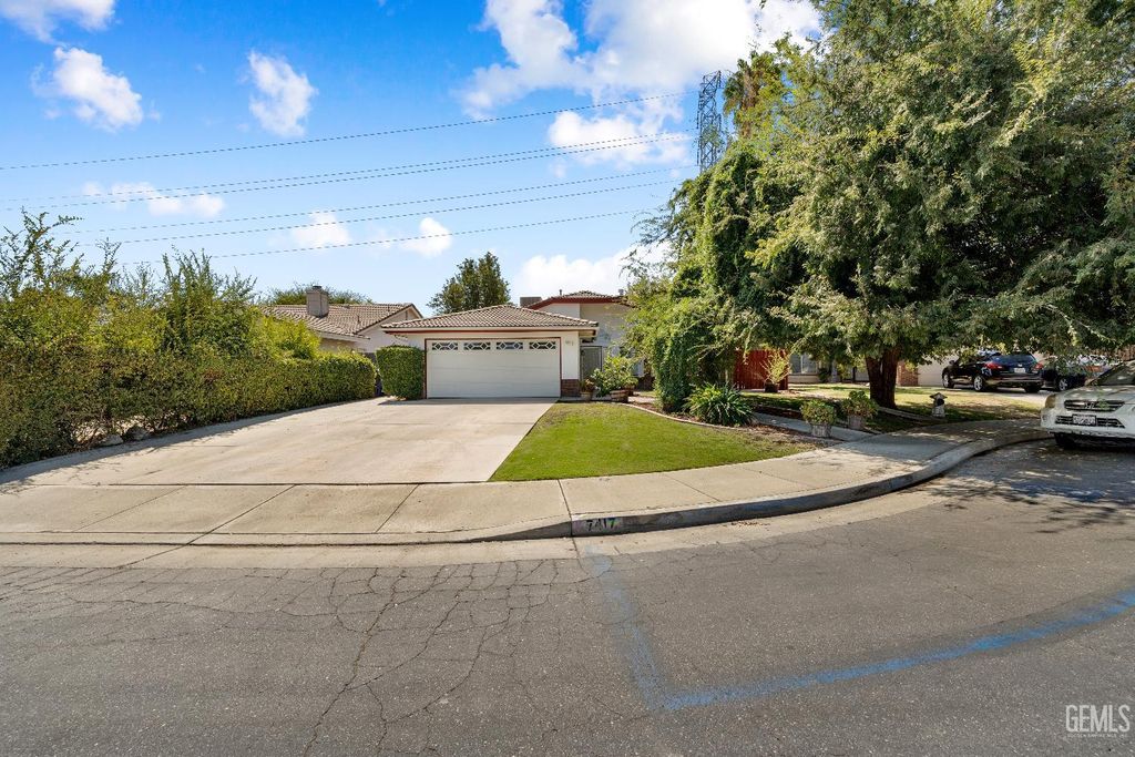 Photo of 7417 Maleta Court, Bakersfield, CA 93308 (MLS # 202510600)