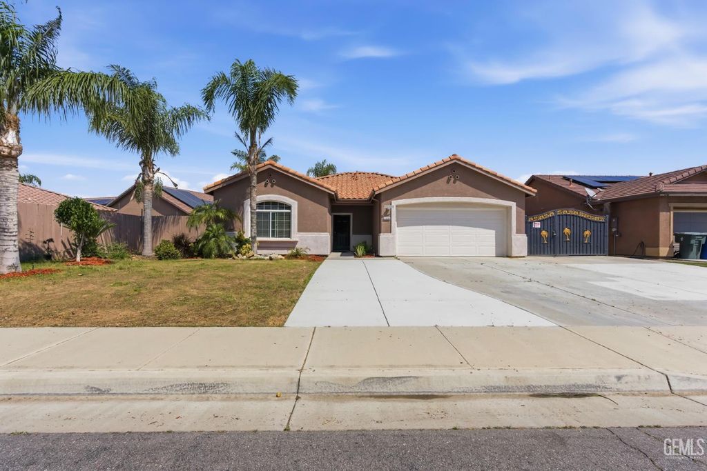 Photo of 11910 Compass Avenue, Bakersfield, CA 93312 (MLS # 202604092)