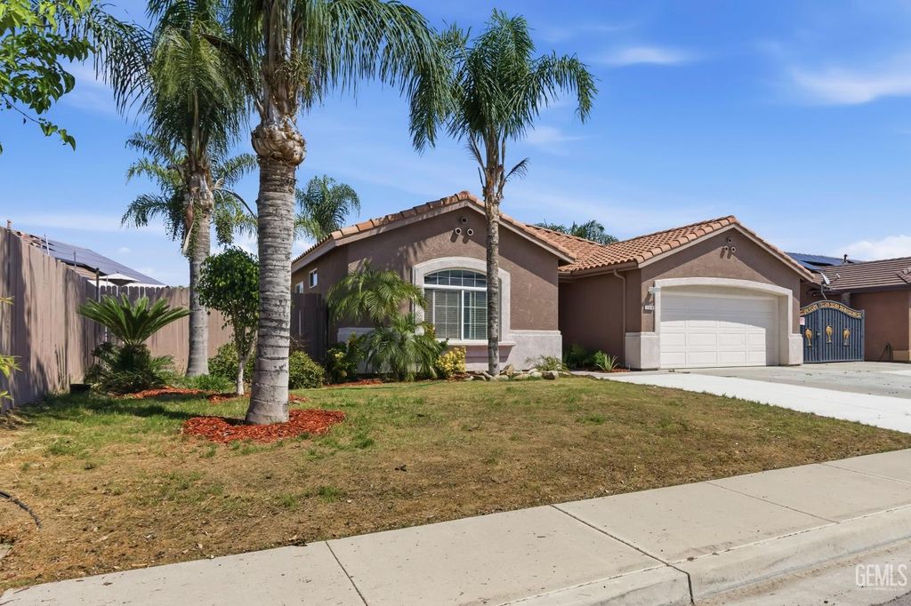 Photo of 11910 Compass Avenue, Bakersfield, CA 93312 (MLS # 202604092)