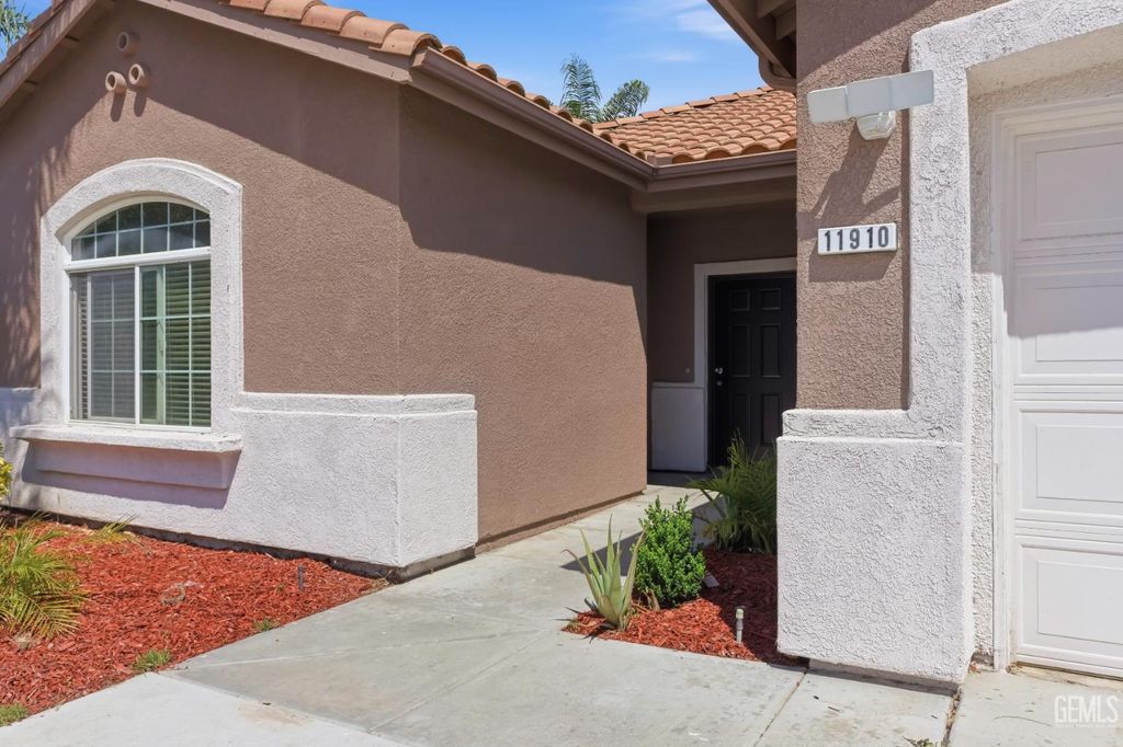 Photo of 11910 Compass Avenue, Bakersfield, CA 93312 (MLS # 202604092)