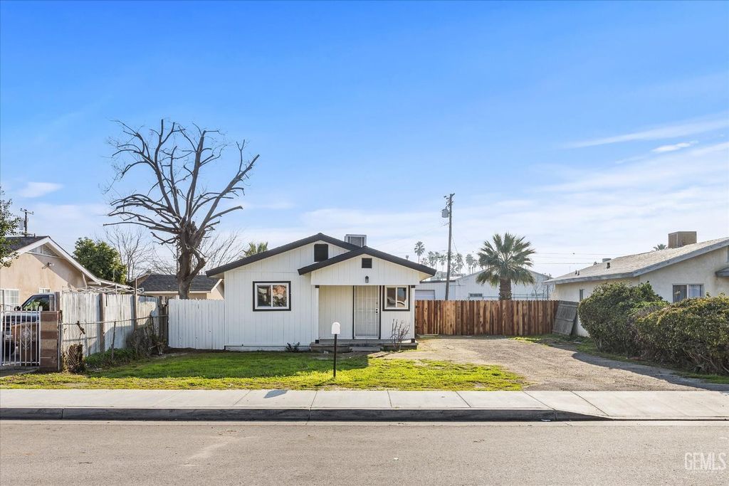 Photo of 615 Butte Street, Bakersfield, CA 93305 (MLS # 202600985)
