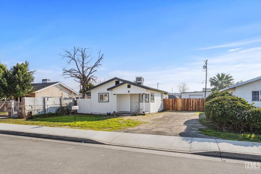 Photo of 615 Butte Street, Bakersfield, CA 93305 (MLS # 202600985)