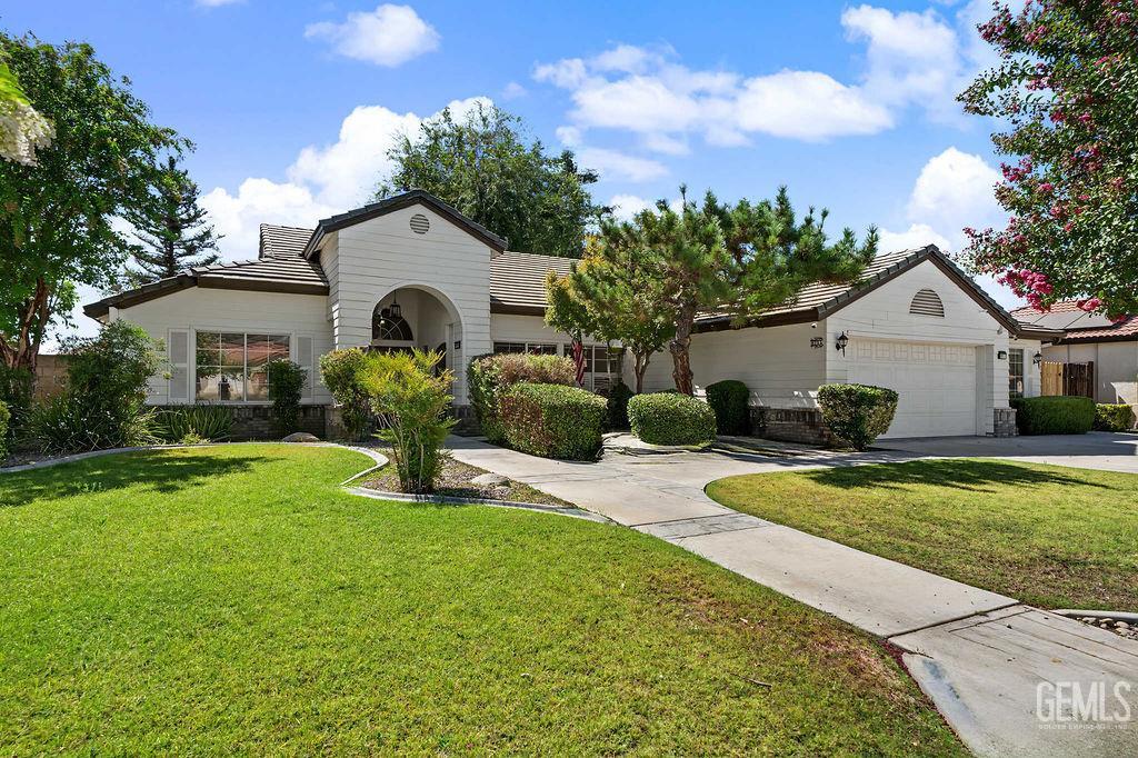 Photo of 8711 Dalby Court, Bakersfield, CA 93313 (MLS # 202608245)