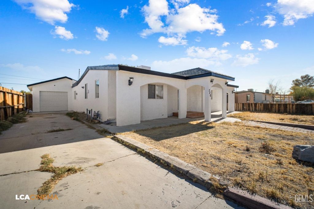 Photo of 320 N Helena Street, Ridgecrest, CA 93555 (MLS # 202510599)
