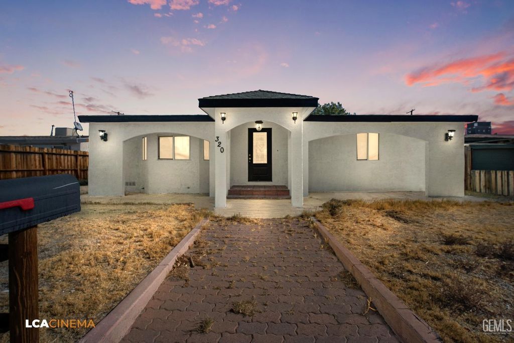 Photo of 320 N Helena Street, Ridgecrest, CA 93555 (MLS # 202510599)