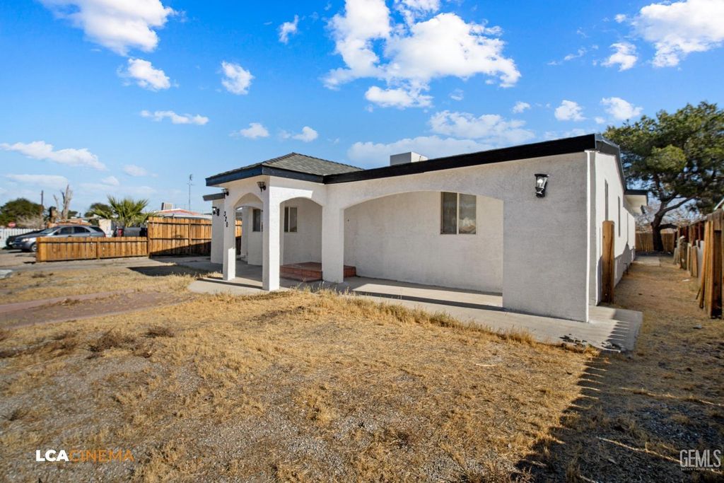 Photo of 320 N Helena Street, Ridgecrest, CA 93555 (MLS # 202510599)