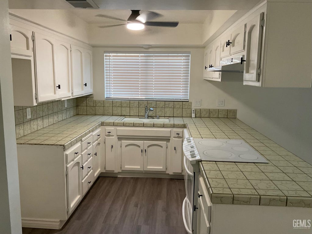 Photo of 11709 Brockridge Court, Bakersfield, CA 93312 (MLS # 202608322)