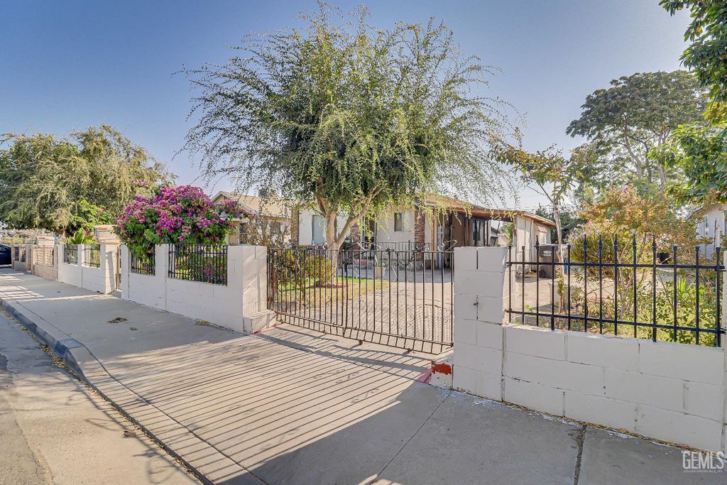 Photo of 9801 Houston Avenue, Lamont, CA 93241 (MLS # 202510817)