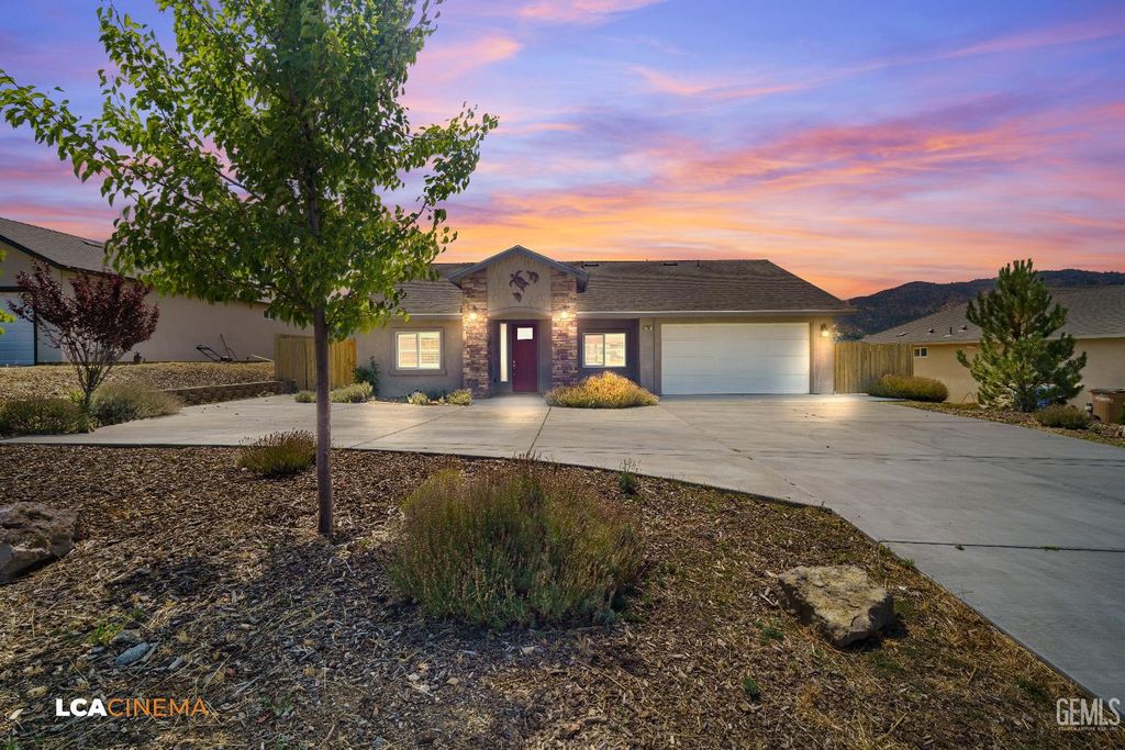Photo of 20312 Weston Avenue, Tehachapi, CA 93561 (MLS # 202510528)
