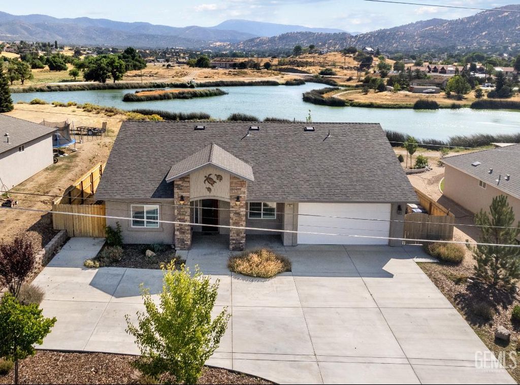 Photo of 20312 Weston Avenue, Tehachapi, CA 93561 (MLS # 202510528)