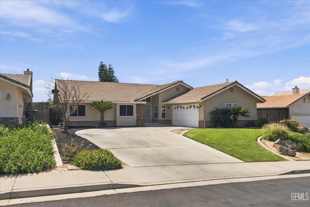 Photo of 333 Terriwood Avenue, Bakersfield, CA 93308 (MLS # 202610327)