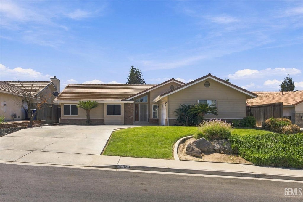 Photo of 333 Terriwood Avenue, Bakersfield, CA 93308 (MLS # 202610327)