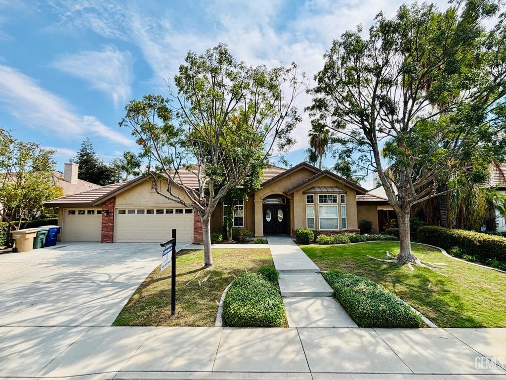 Photo of 11715 Harvick AVE, Bakersfield, CA 93312 (MLS # 202609307)