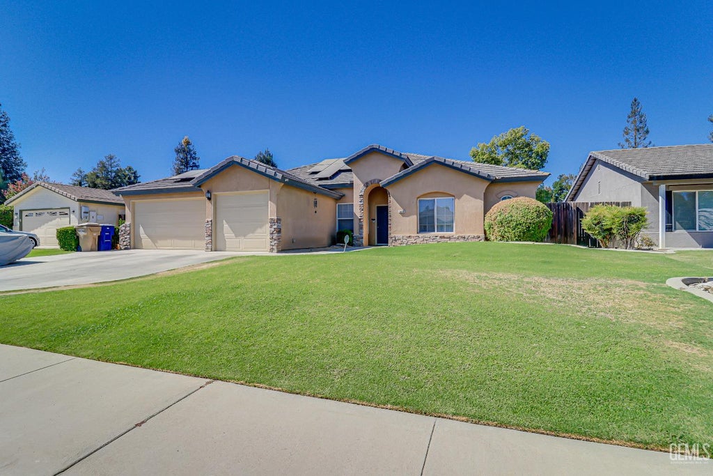 Photo of 10106 Salerosa Court, Bakersfield, CA 93312 (MLS # 202608593)