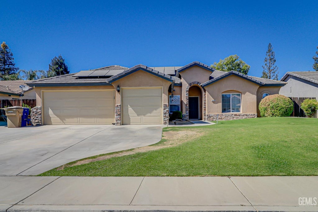 Photo of 10106 Salerosa Court, Bakersfield, CA 93312 (MLS # 202608593)