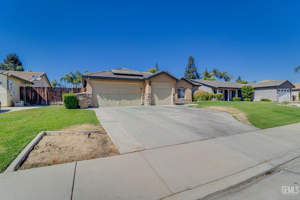 Photo of 10106 Salerosa Court, Bakersfield, CA 93312 (MLS # 202608593)