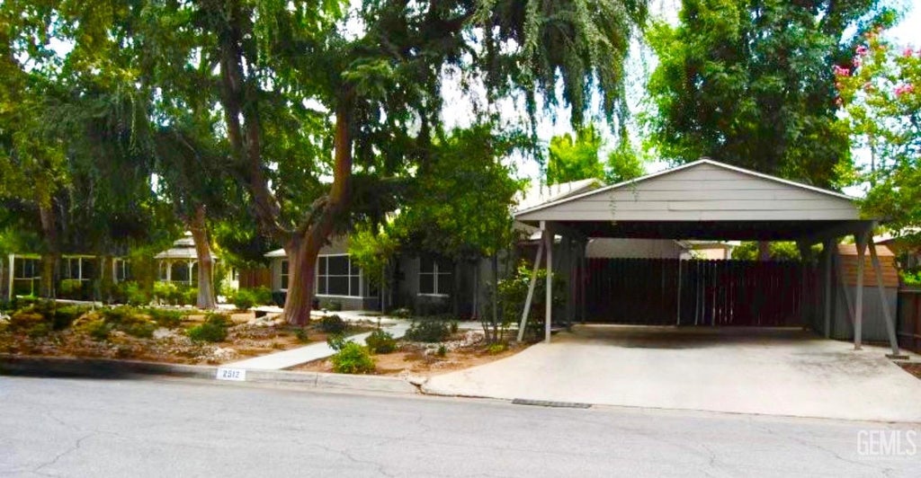 Photo of 2512 Bay ST, Bakersfield, CA 93301 (MLS # 202609451)