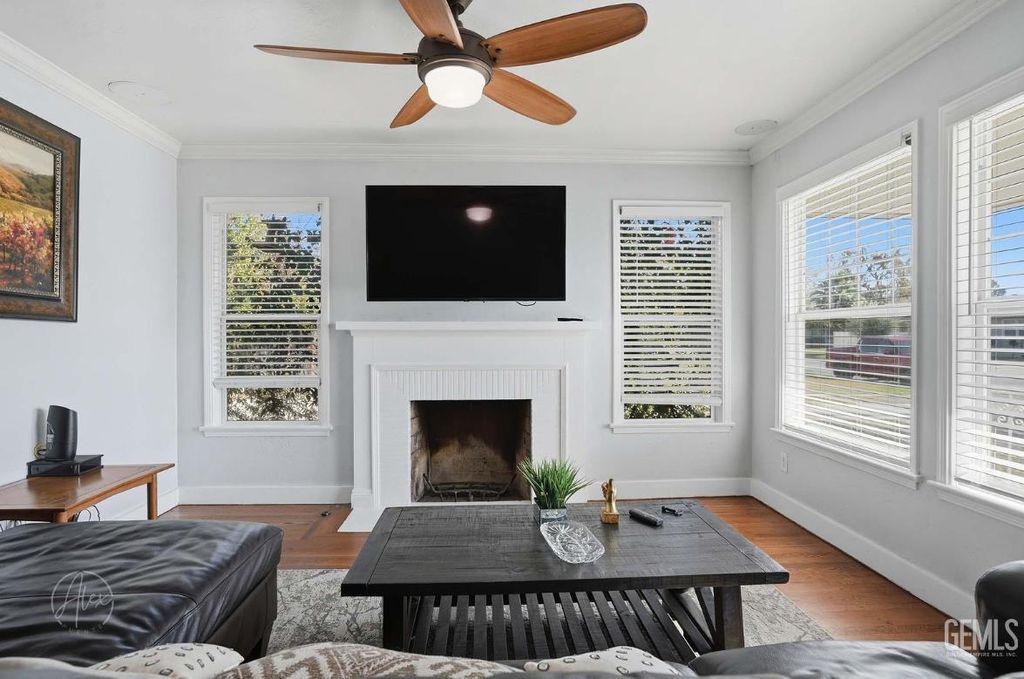 Photo of 2730 Buena Vista Street, Bakersfield, CA 93304 (MLS # 202513828)