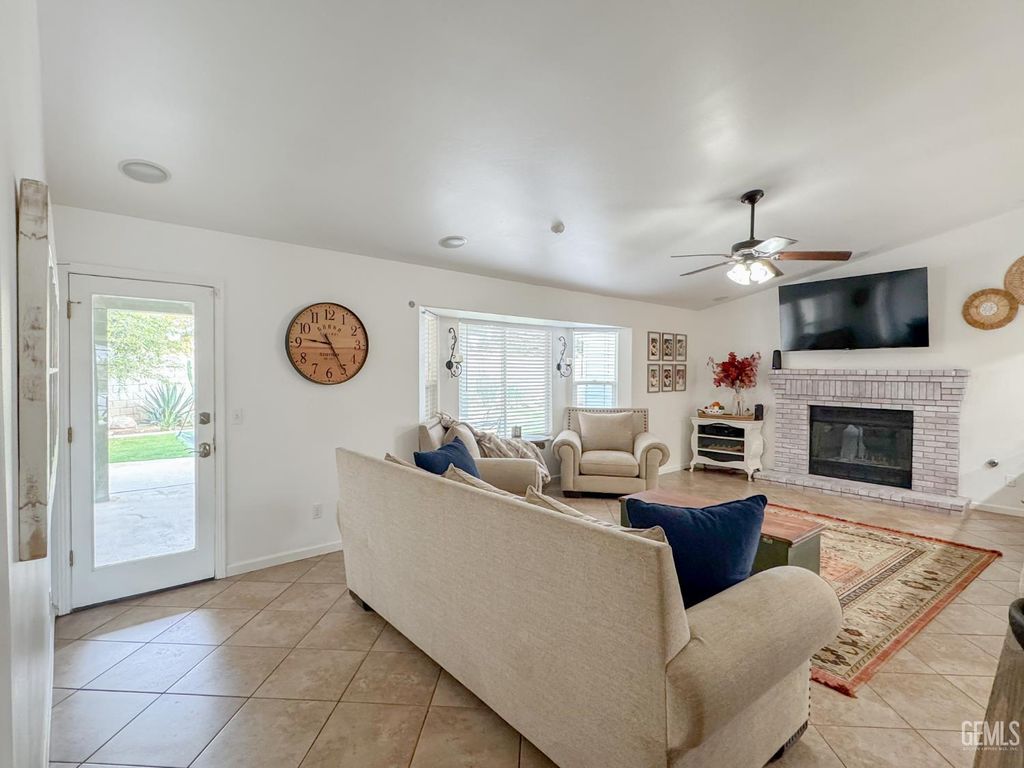 Photo of 3009 Pinecreek Court, Bakersfield, CA 93308 (MLS # 202510311)