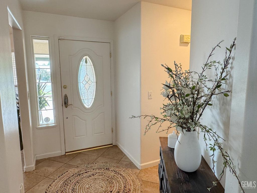 Photo of 3009 Pinecreek Court, Bakersfield, CA 93308 (MLS # 202510311)