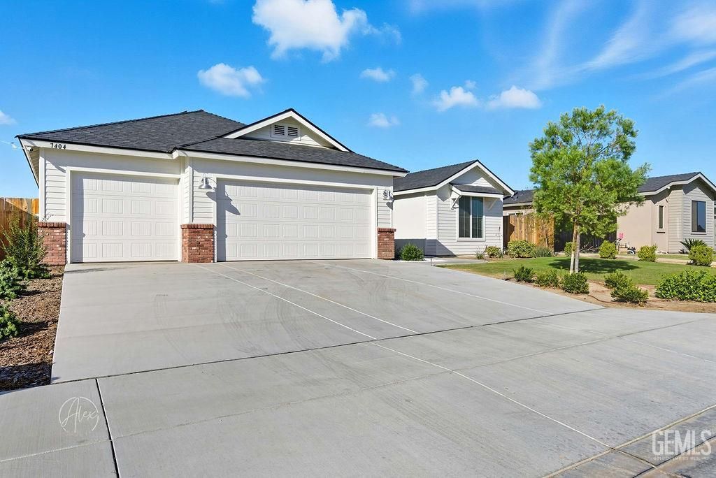 Photo of 7404 Emerald Green Avenue, Bakersfield, CA 93313 (MLS # 202511265)