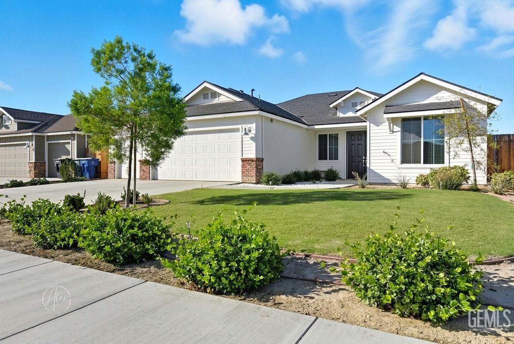 Photo of 7404 Emerald Green Avenue, Bakersfield, CA 93313 (MLS # 202511265)