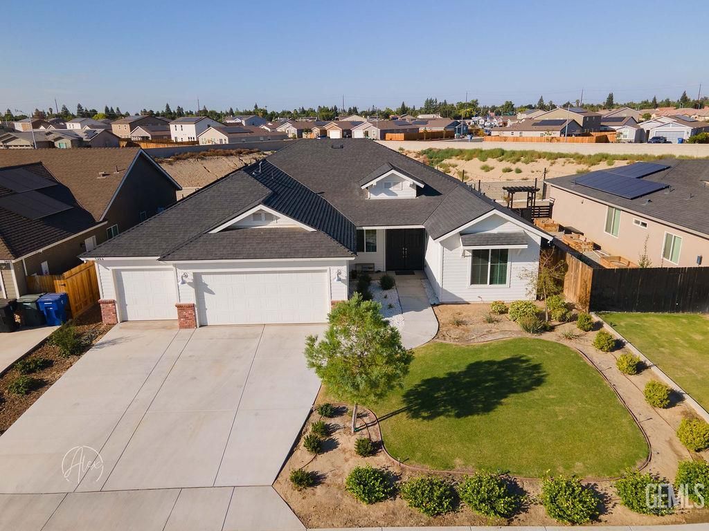 Photo of 7404 Emerald Green Avenue, Bakersfield, CA 93313 (MLS # 202511265)