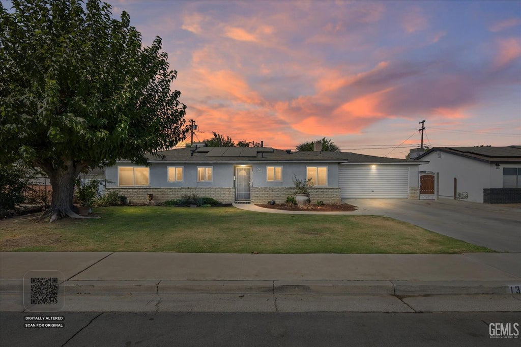 Photo of 1324 Emery Avenue, Bakersfield, CA 93304 (MLS # 202610388)