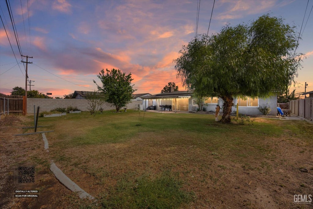 Photo of 1324 Emery Avenue, Bakersfield, CA 93304 (MLS # 202610388)