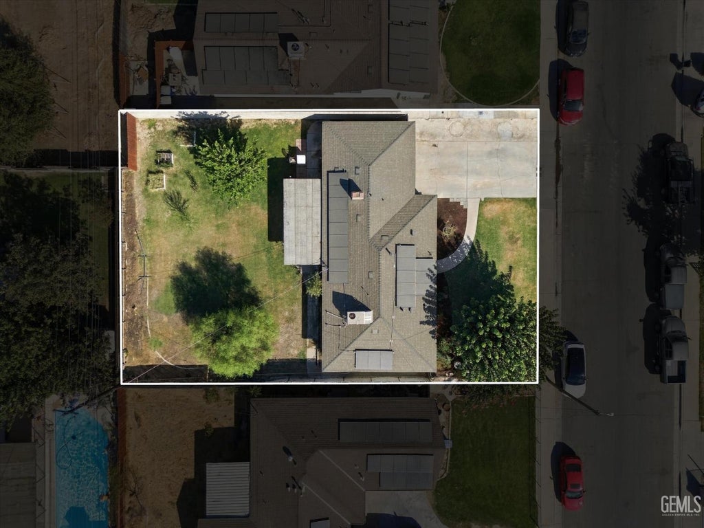 Photo of 1324 Emery Avenue, Bakersfield, CA 93304 (MLS # 202610388)