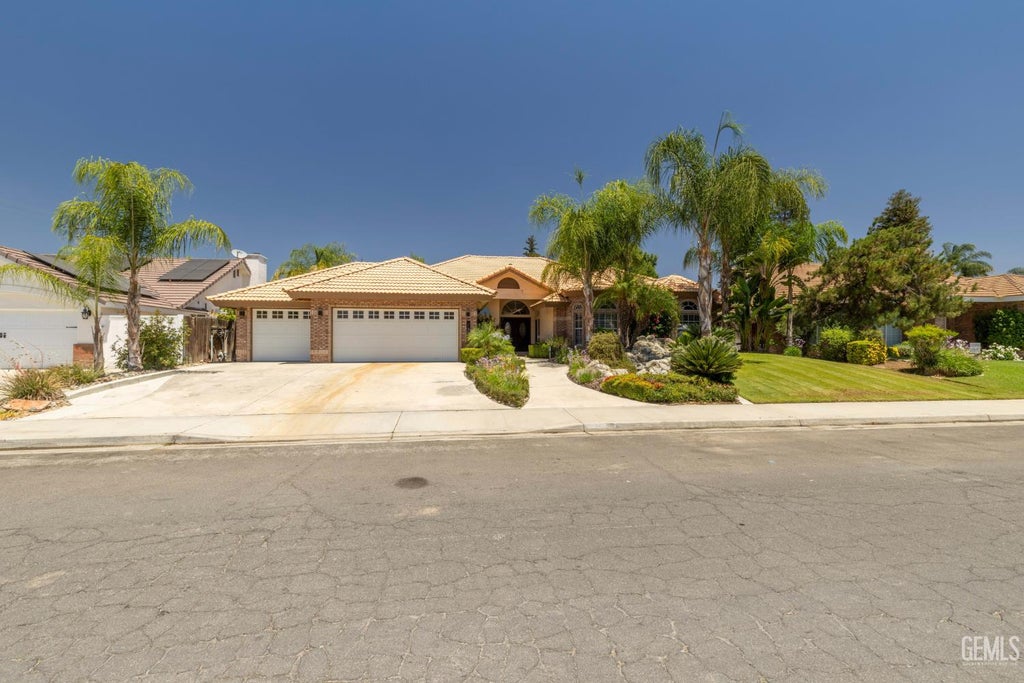 Photo of 16016 Clarisse Street, Bakersfield, CA 93314 (MLS # 202606656)