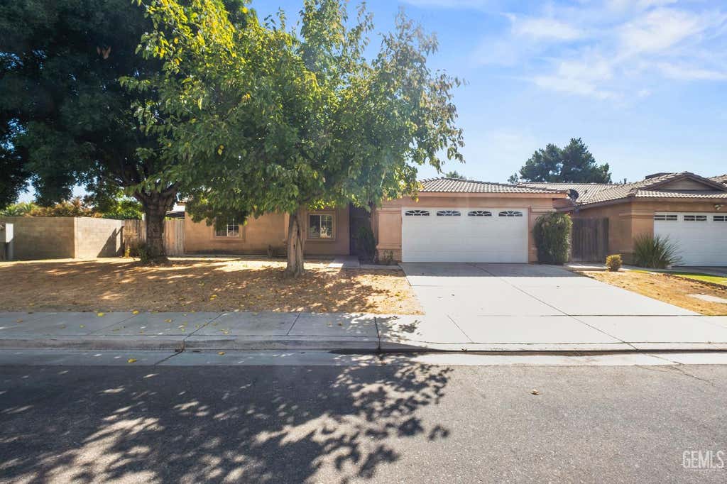 Photo of 603 Calle Del Sol St, Bakersfield, CA 93307 (MLS # 202608359)