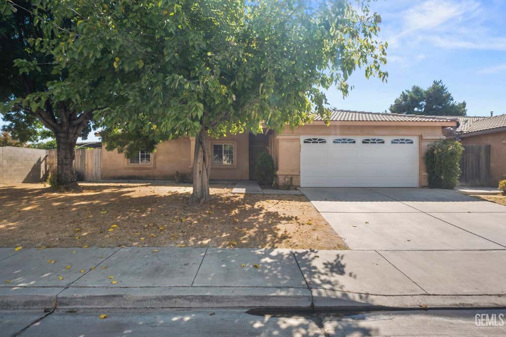 Photo of 603 Calle Del Sol St, Bakersfield, CA 93307 (MLS # 202608359)