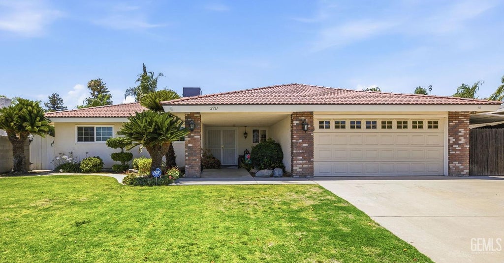 Photo of 2711 Carlisle Court, Bakersfield, CA 93309 (MLS # 202607068)
