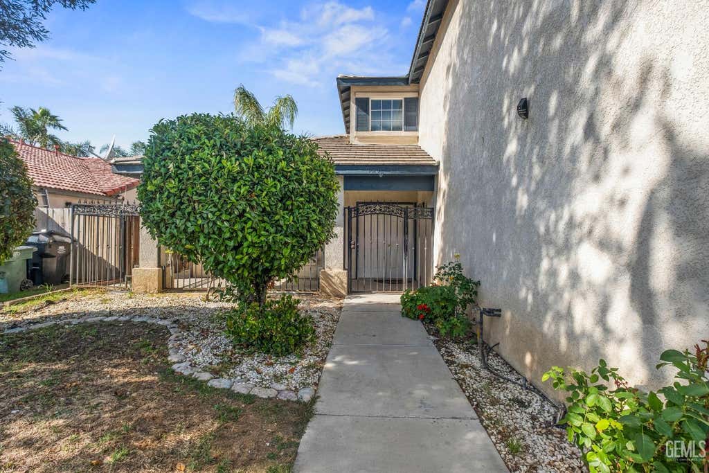 Photo of 6200 Trinidad Court, Bakersfield, CA 93313 (MLS # 202608518)