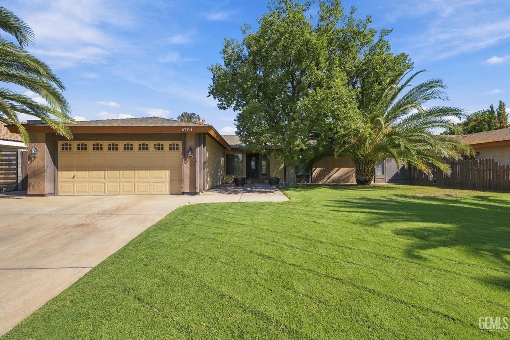 Photo of 6704 Columbia Lane, Bakersfield, CA 93309 (MLS # 202610217)
