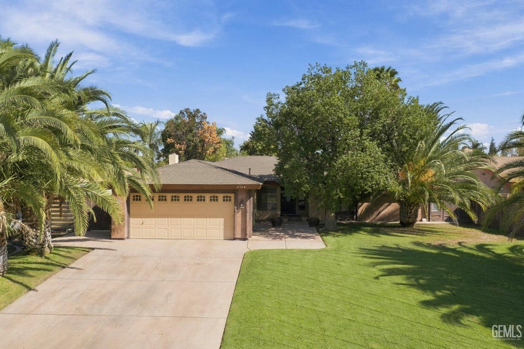 Photo of 6704 Columbia Lane, Bakersfield, CA 93309 (MLS # 202610217)