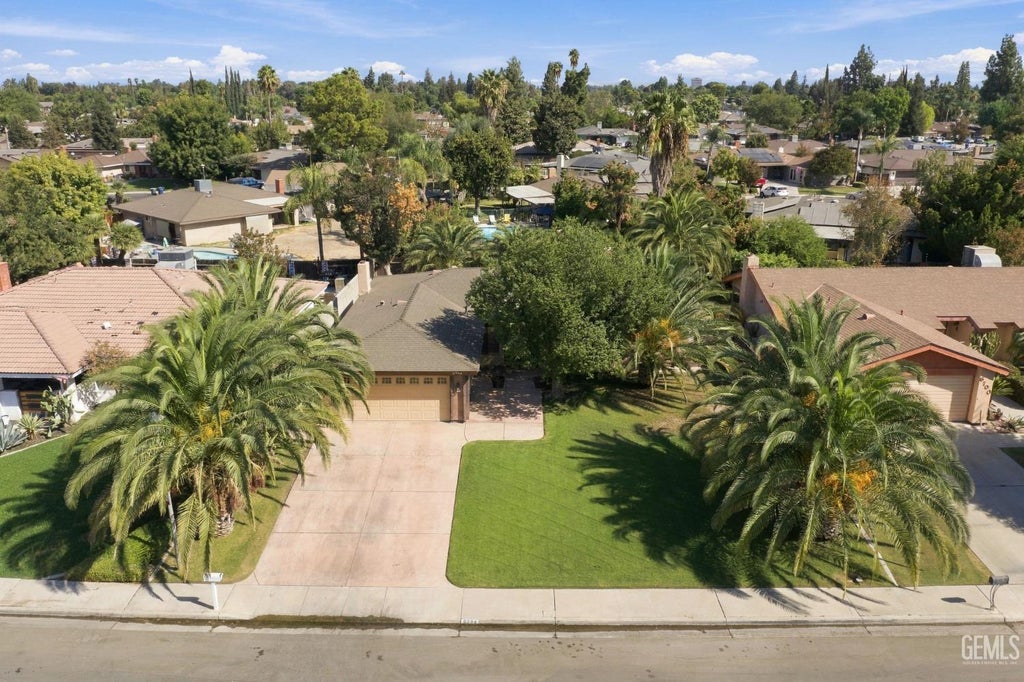 Photo of 6704 Columbia Lane, Bakersfield, CA 93309 (MLS # 202610217)