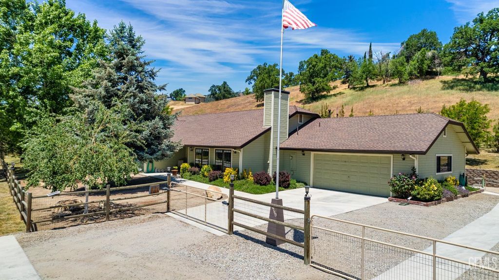 Photo of 24140 Deertrail Drive, Tehachapi, CA 93561 (MLS # 202510400)
