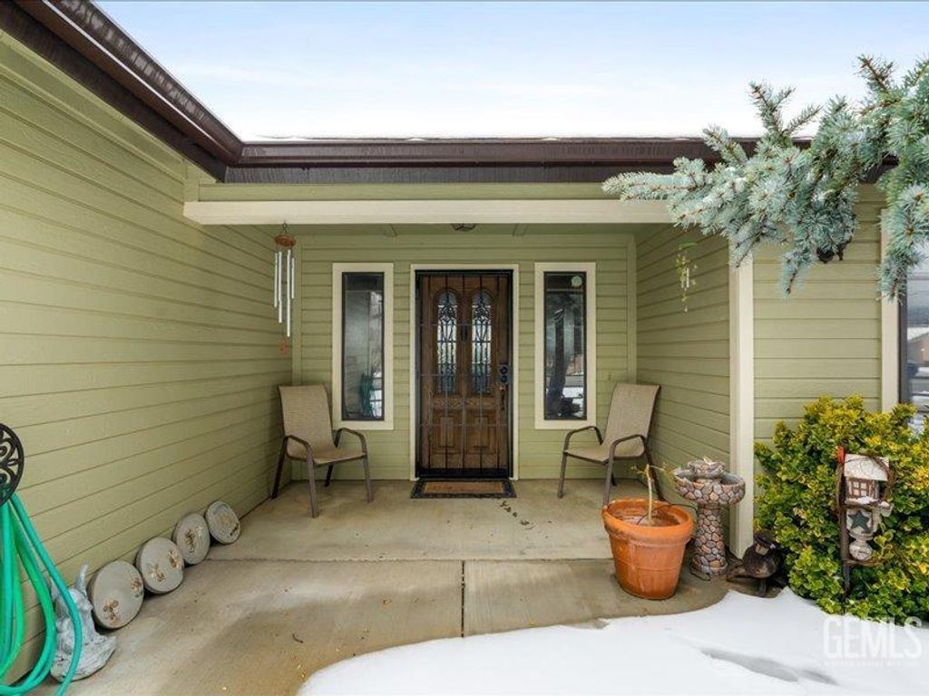 Photo of 24140 Deertrail Drive, Tehachapi, CA 93561 (MLS # 202510400)