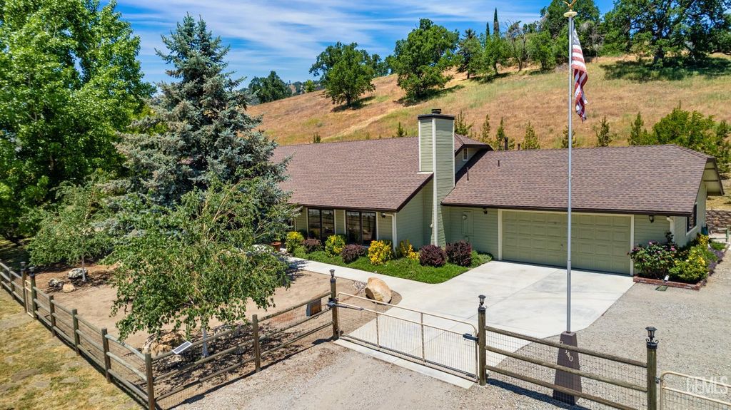 Photo of 24140 Deertrail Drive, Tehachapi, CA 93561 (MLS # 202510400)