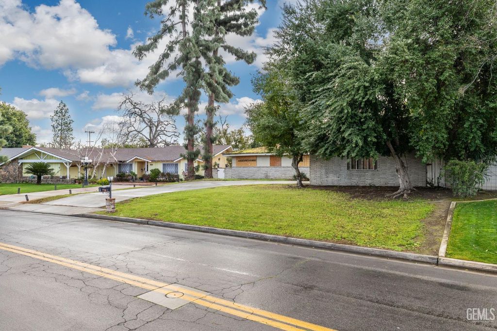 Photo of 958 Fairway Drive, Bakersfield, CA 93309 (MLS # 202601820)