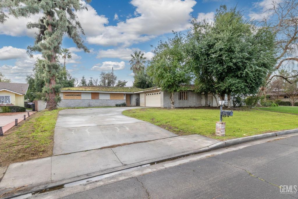 Photo of 958 Fairway Drive, Bakersfield, CA 93309 (MLS # 202601820)