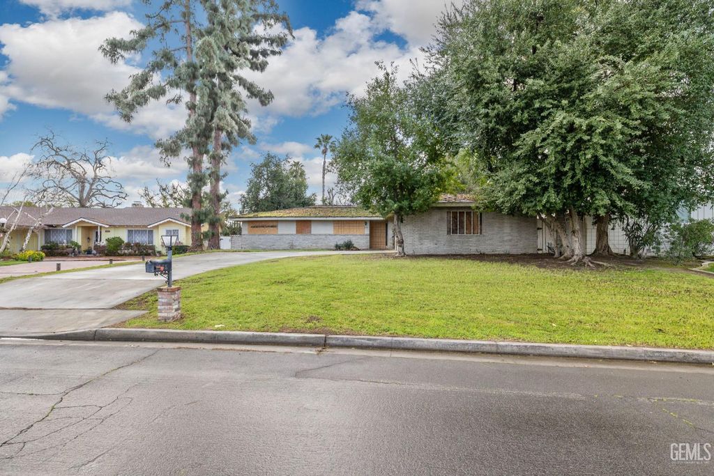 Photo of 958 Fairway Drive, Bakersfield, CA 93309 (MLS # 202601820)