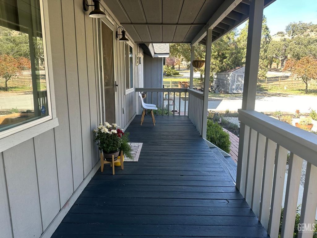 Photo of 25908 Bear Valley Road, Tehachapi, CA 93561 (MLS # 202603488)